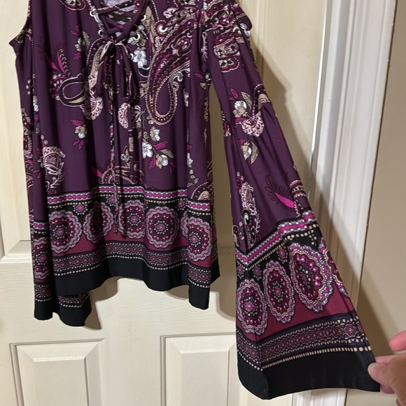 New without tags, Venus Bell sleeve cold  shoulder lace up tie top - Picture 2 of 3